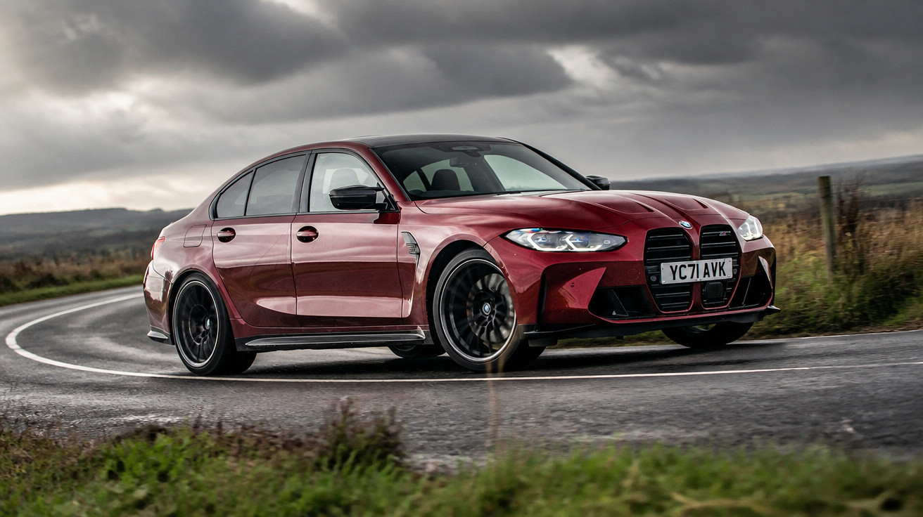 Carro esportivo BMW vermelho em curva de estrada movimentada sob céu nublado.