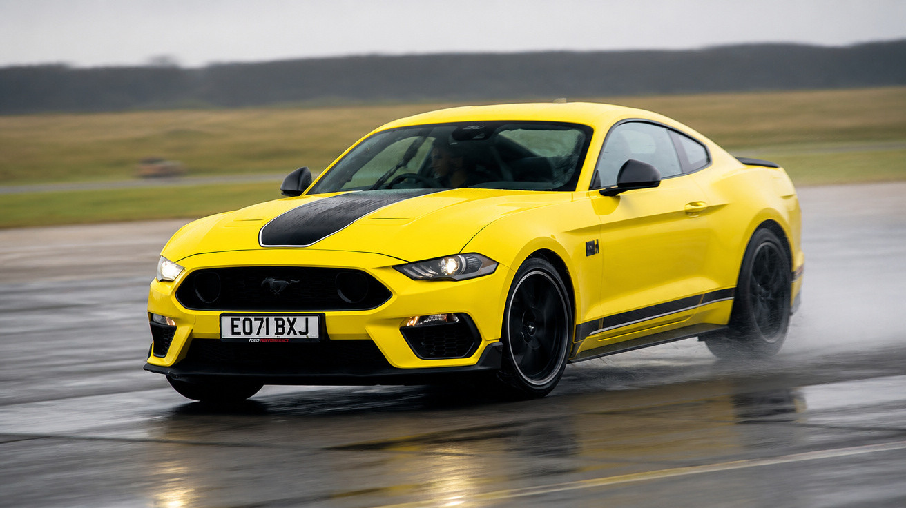 Carro esportivo amarelo Mustang acelerando em pista molhada, com detalhes em preto.